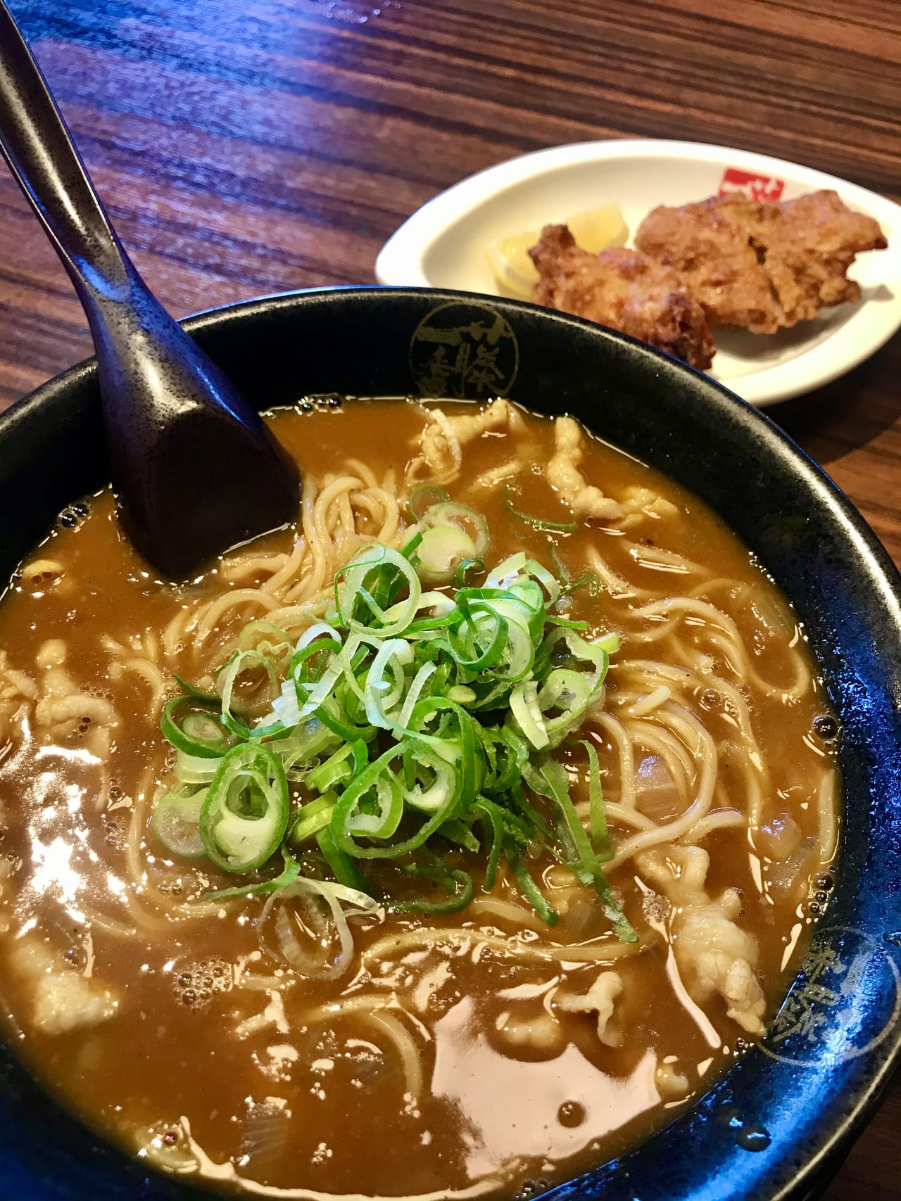 とろみのあるカレーラーメン