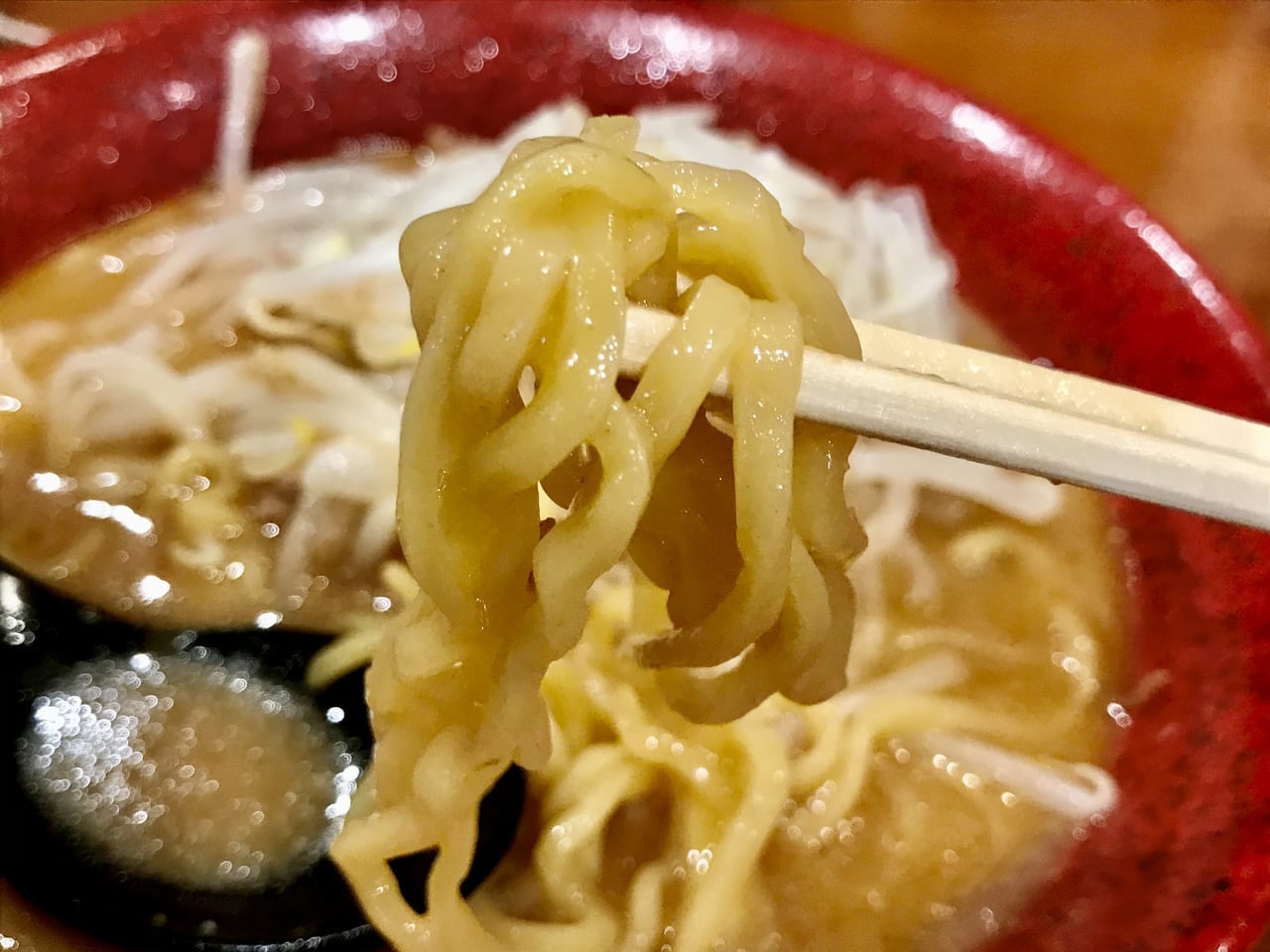 ぷりぷり中太麺がスープに絡む