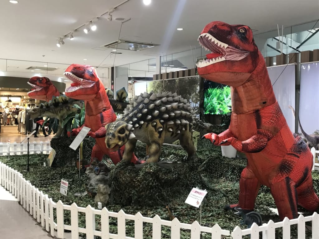 アピタに恐竜がやってきた